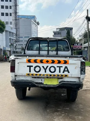 Toyota Hilux 2004 White