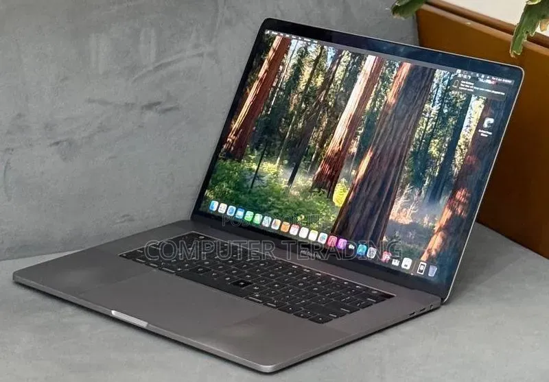 New Laptop Apple MacBook Pro 2018 16GB Intel Core i7 SSD 256GB