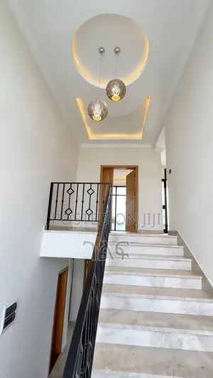8bdrm House in በአስቸኳይ የሚሸጥ ዘመናዊ G+2, Bole for sale
