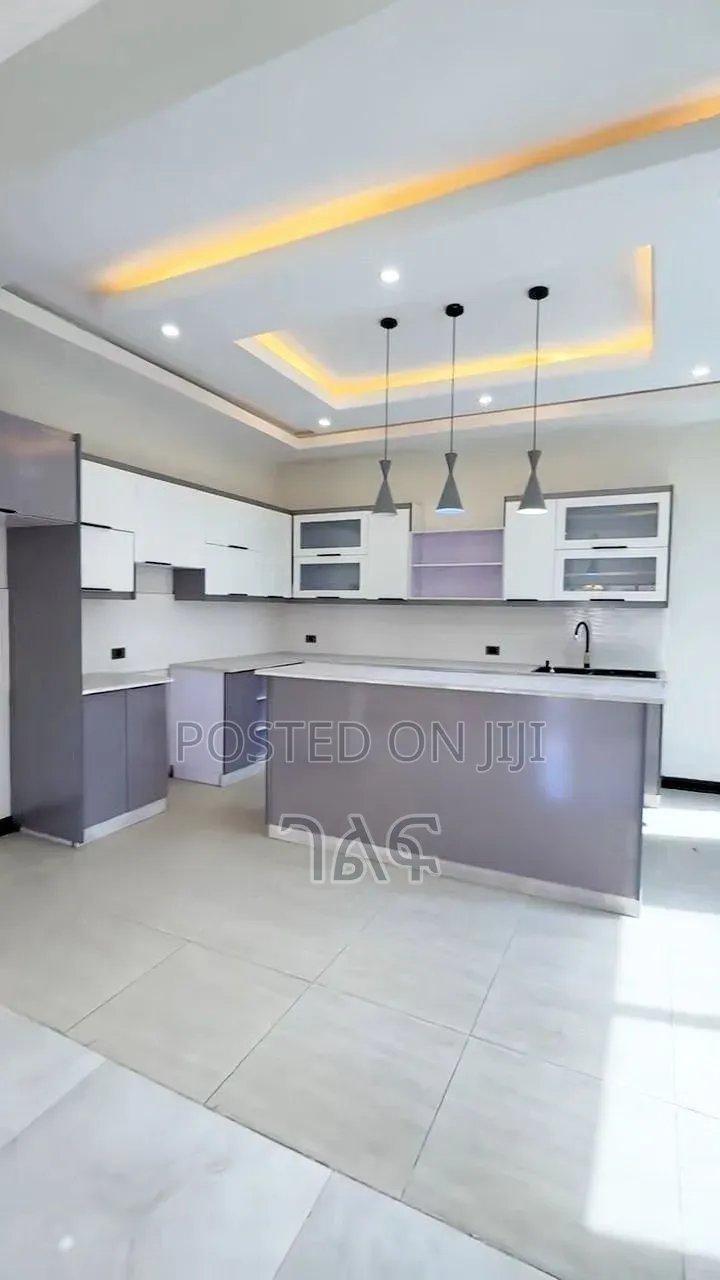 8bdrm House in በአስቸኳይ የሚሸጥ ዘመናዊ G+2, Bole for sale