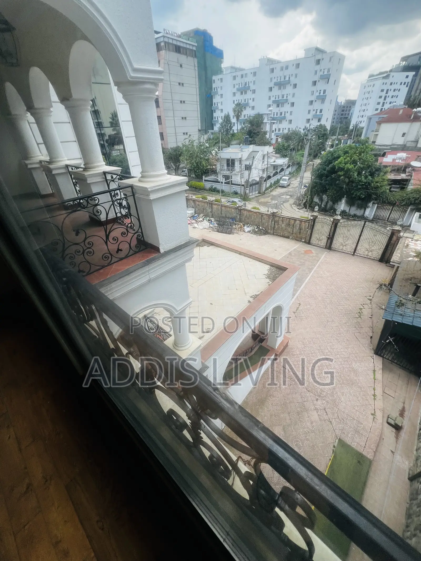 20bdrm Villa in Bole for rent