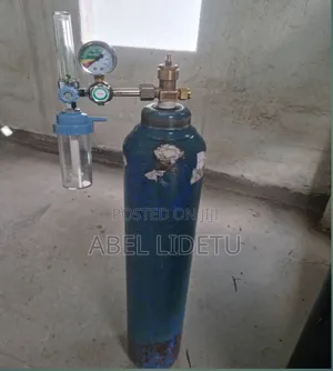 High-Capacity Oxygen Cylinder With Pressure Regulator