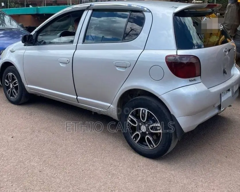 Toyota Vitz 2002 Silver