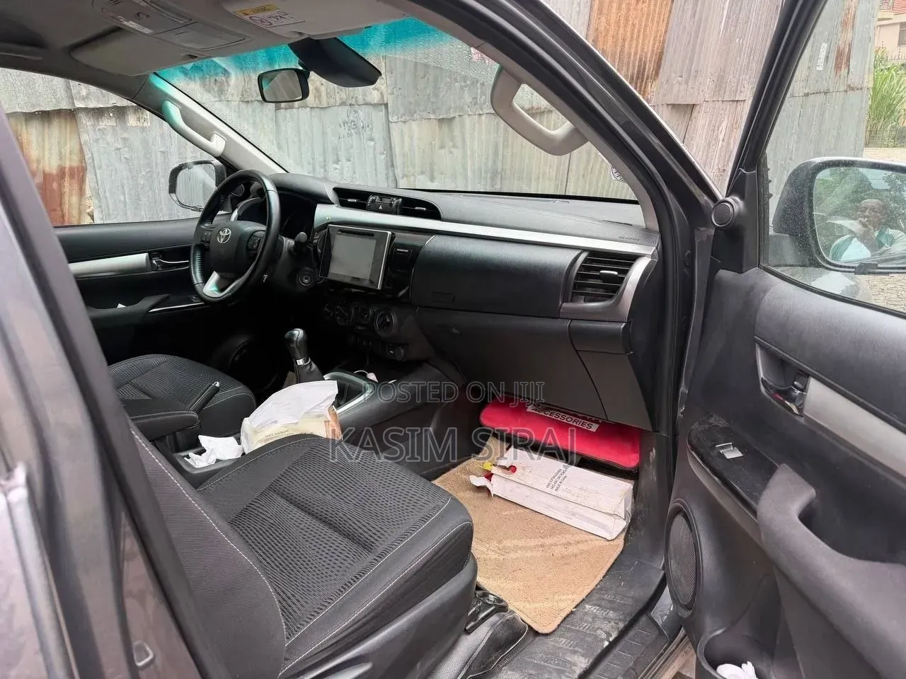Toyota Hilux 2019 Gray