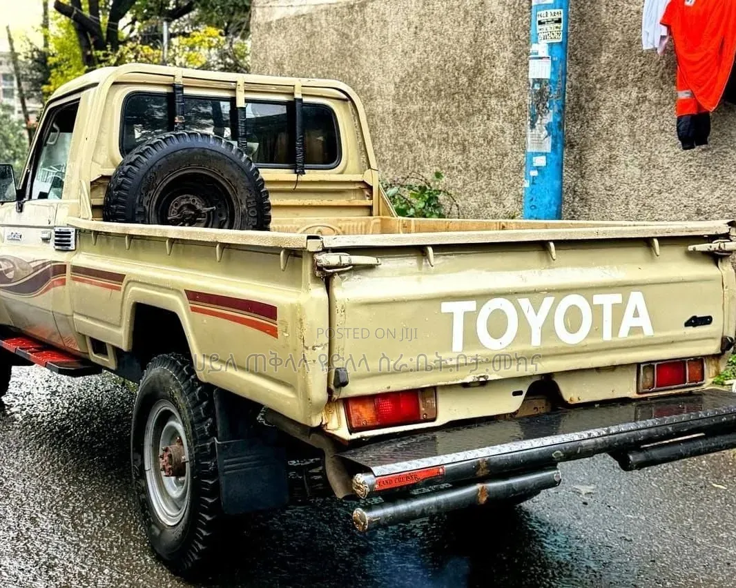 Toyota Land Cruiser 2012 Gold