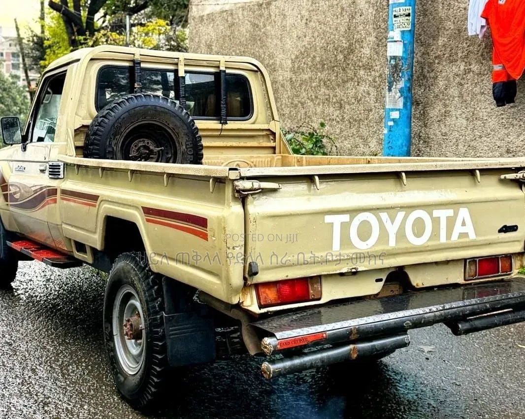 Toyota Land Cruiser 2012 Gold