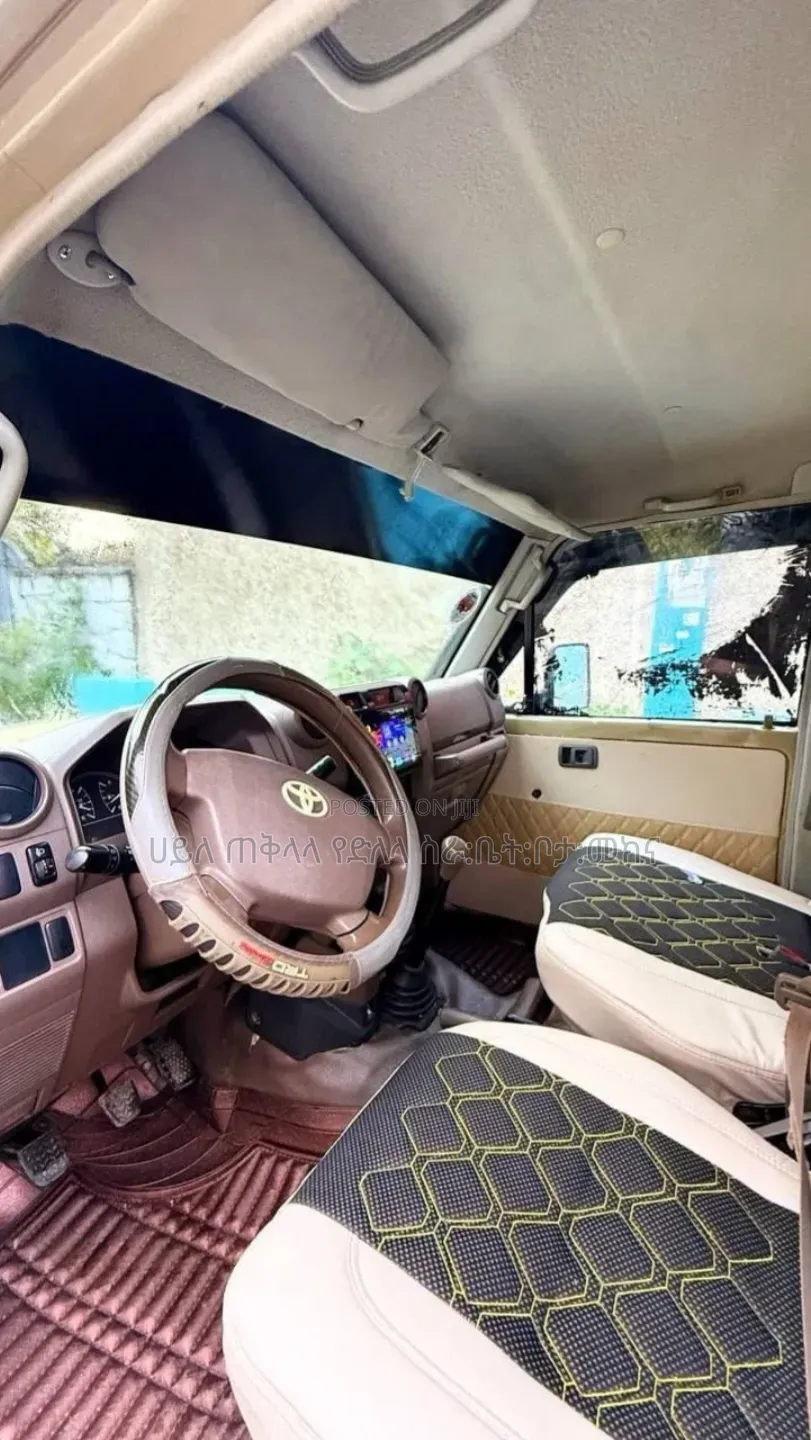 Toyota Land Cruiser 2012 Gold