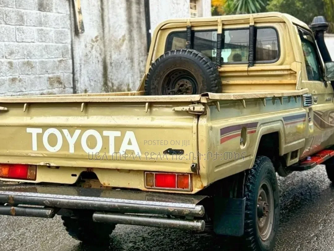 Toyota Land Cruiser 2012 Gold