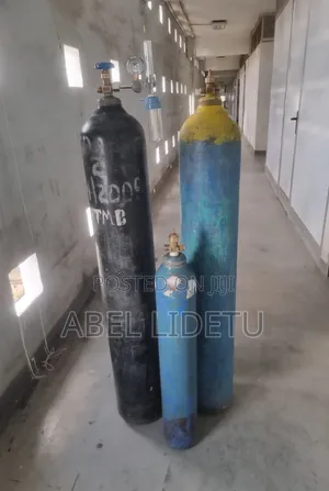Long-Lasting Oxygen Cylinder With Premium Medical Accessories