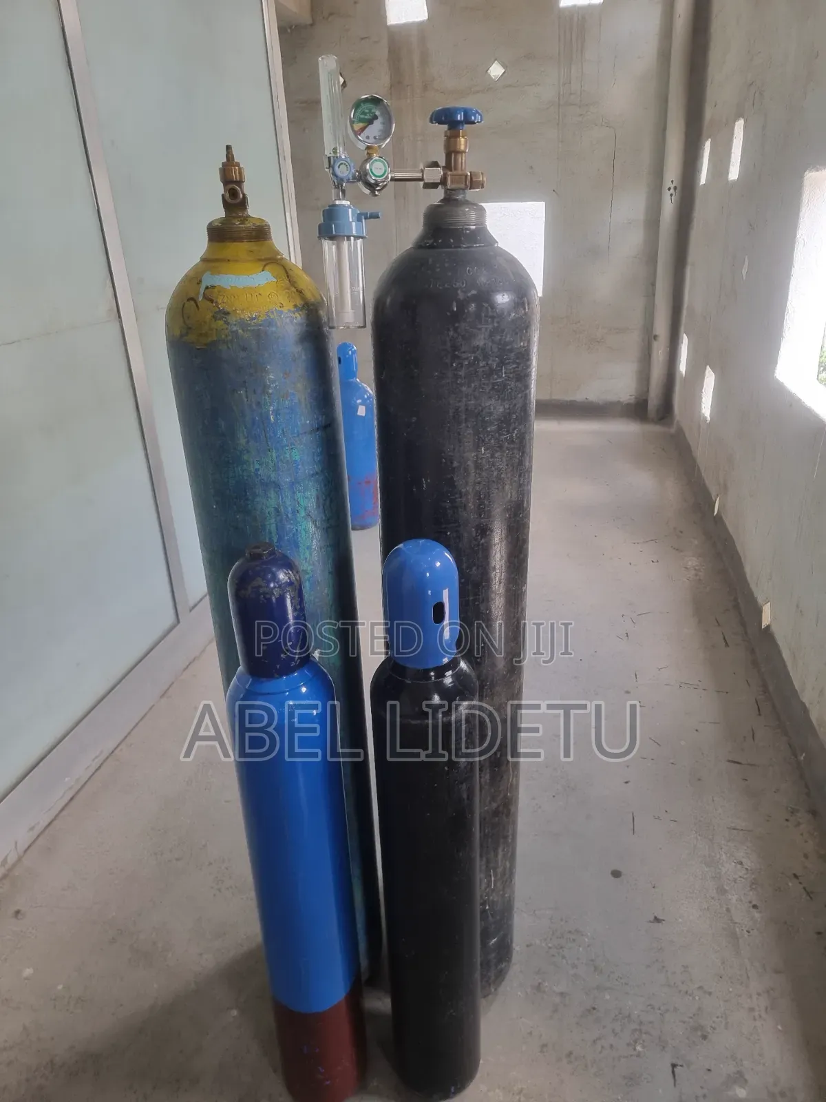 Medical and Industrial Oxygen Cylinder With Precision Flow Regulator