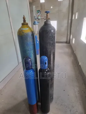 Medical and Industrial Oxygen Cylinder With Precision Flow Regulator