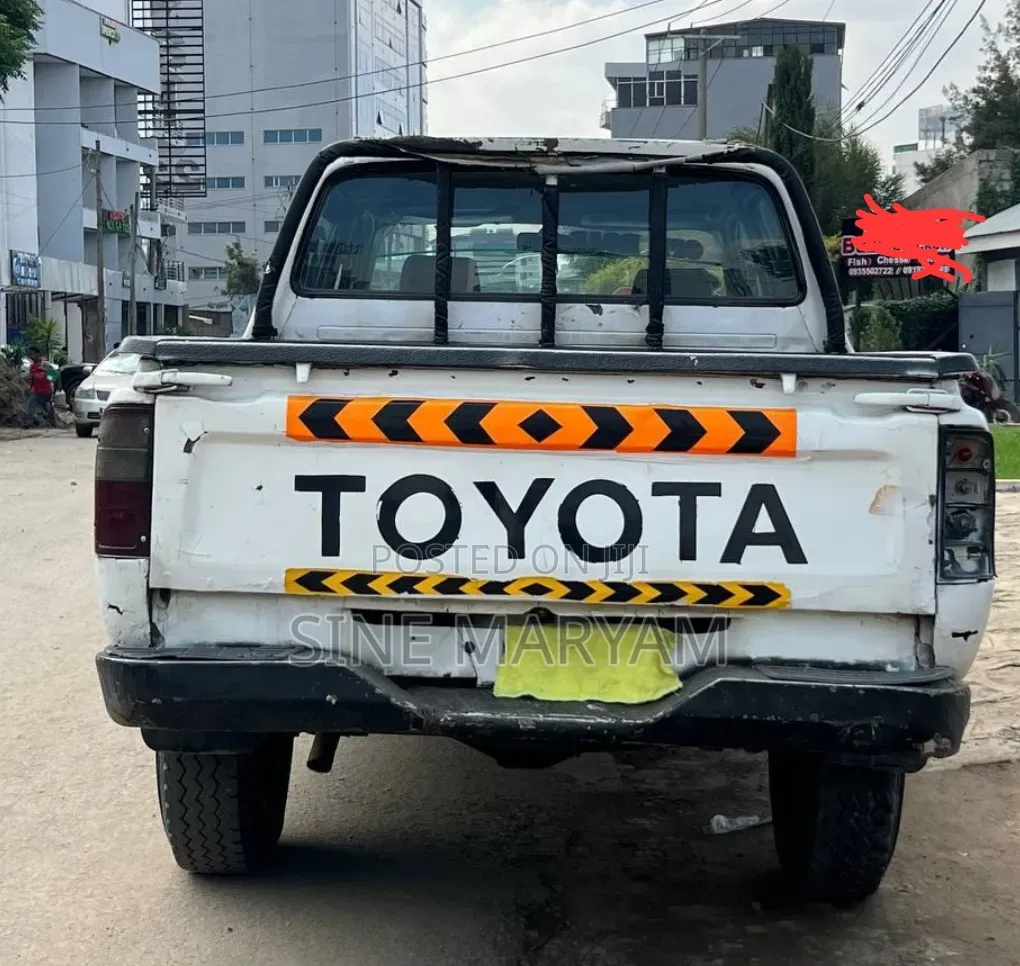 Toyota Hilux 2004 White