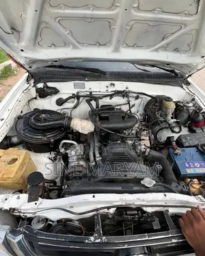 Toyota Hilux 2004 White