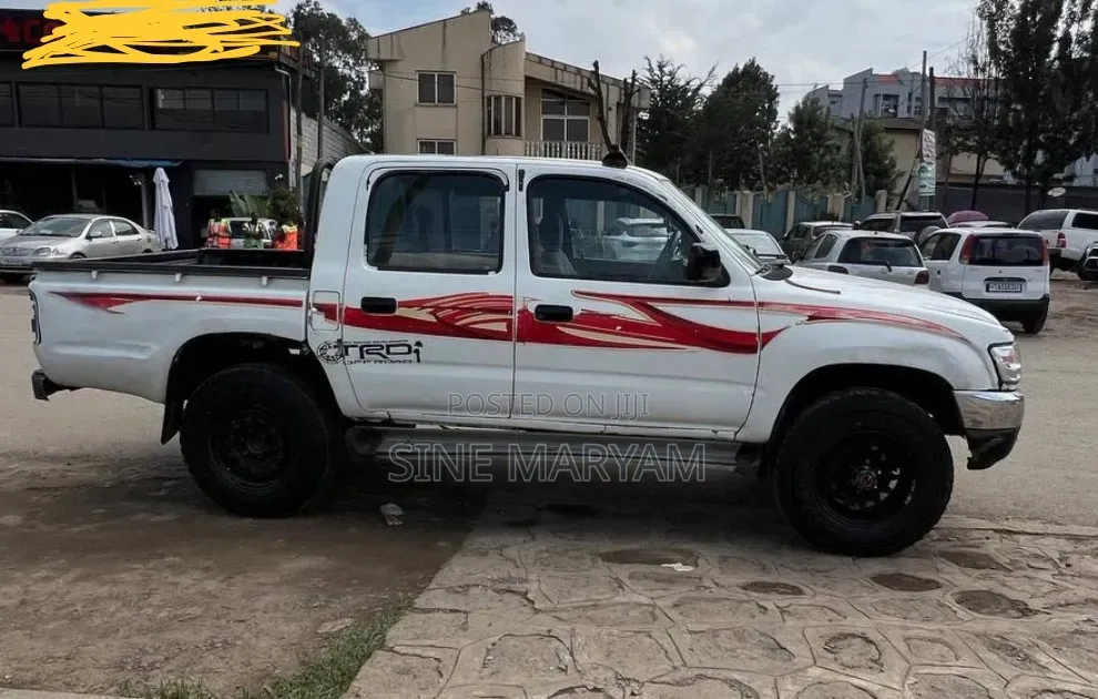 Toyota Hilux 2004 White