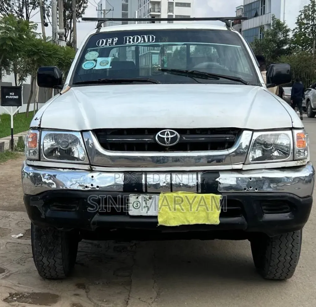 Toyota Hilux 2004 White