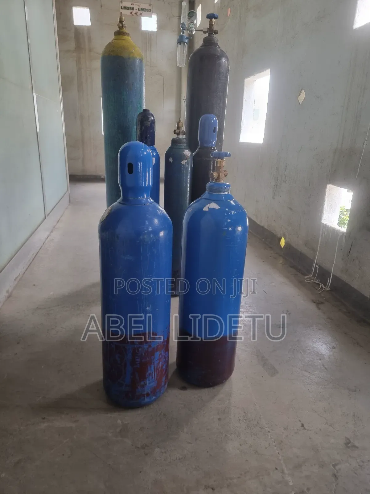 Medical Oxygen Tank With Adjustable Pressure Regulator