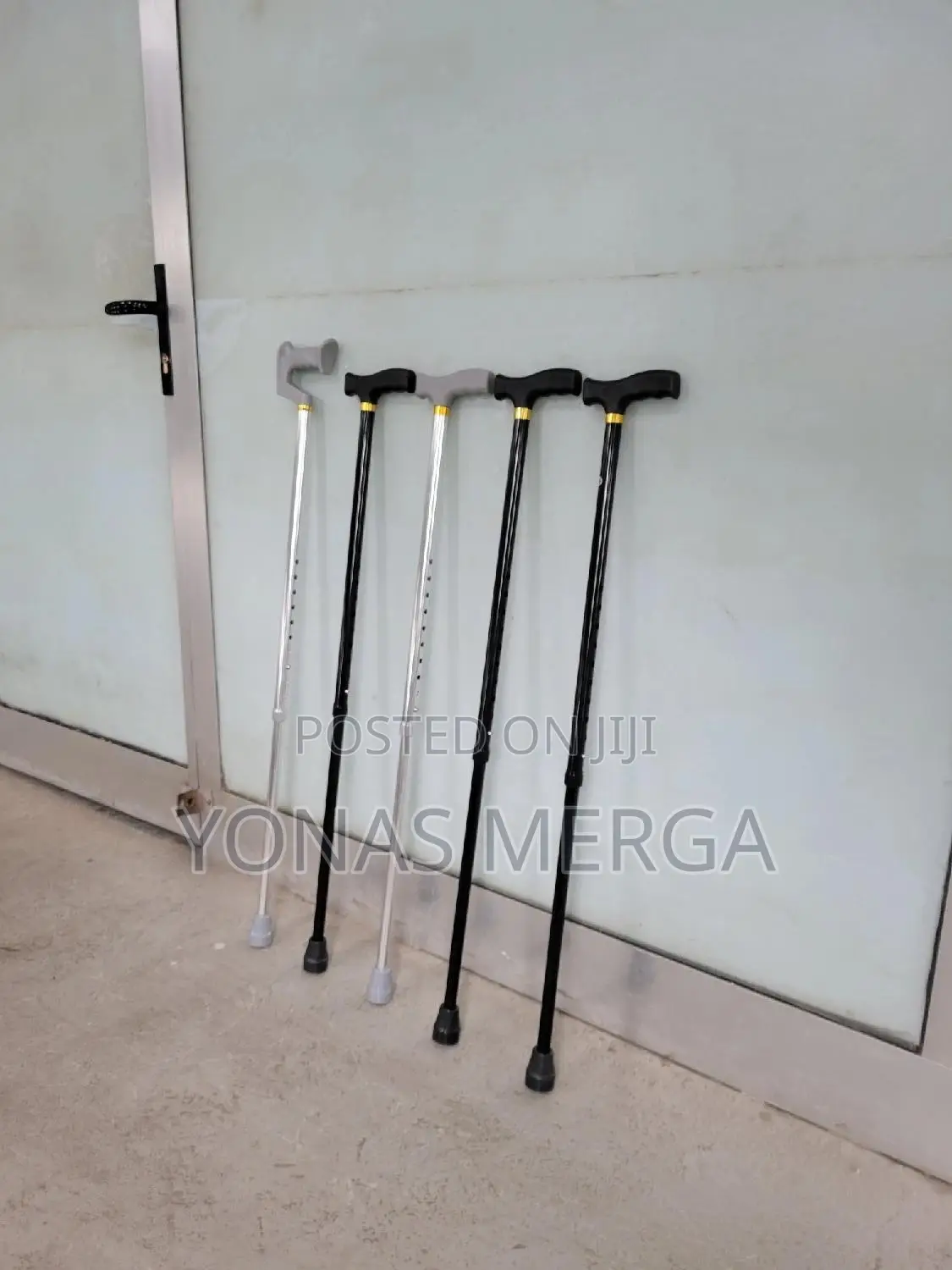 Cane for Elderly右弗walking in the Elderly Is Vital to Maintain Balance