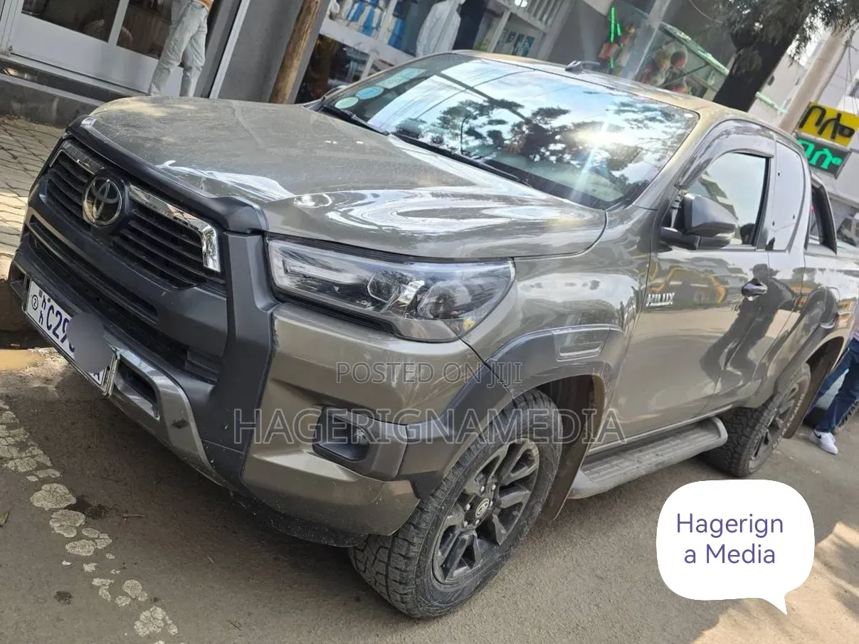 Toyota Hilux 2020 Gray