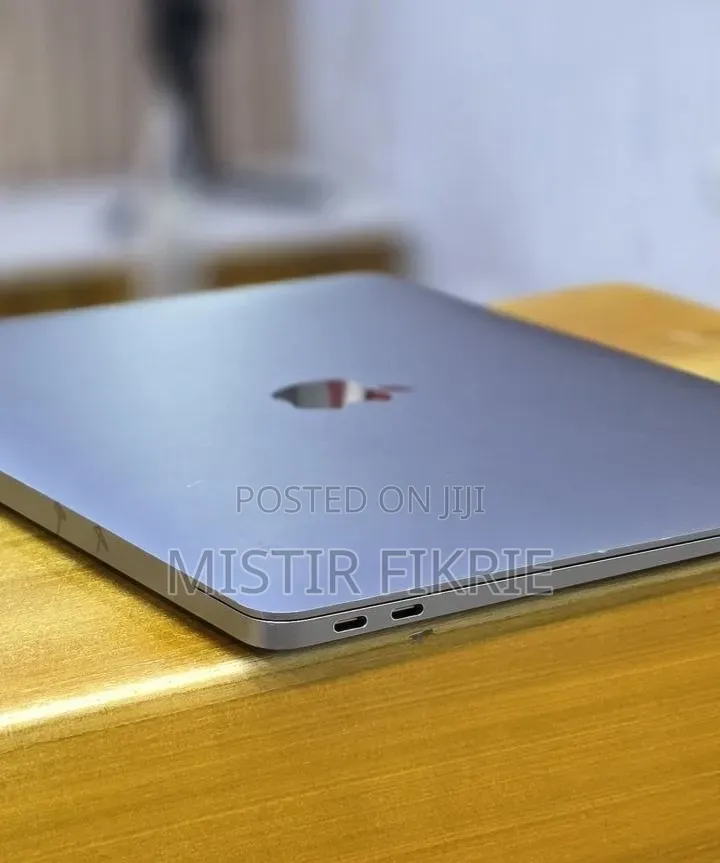 New Laptop Apple MacBook Pro 2020 M1 16GB Apple M1 Max SSD 256GB
