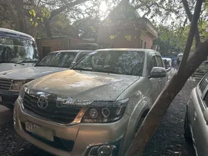 Toyota Hilux 2014 Gold