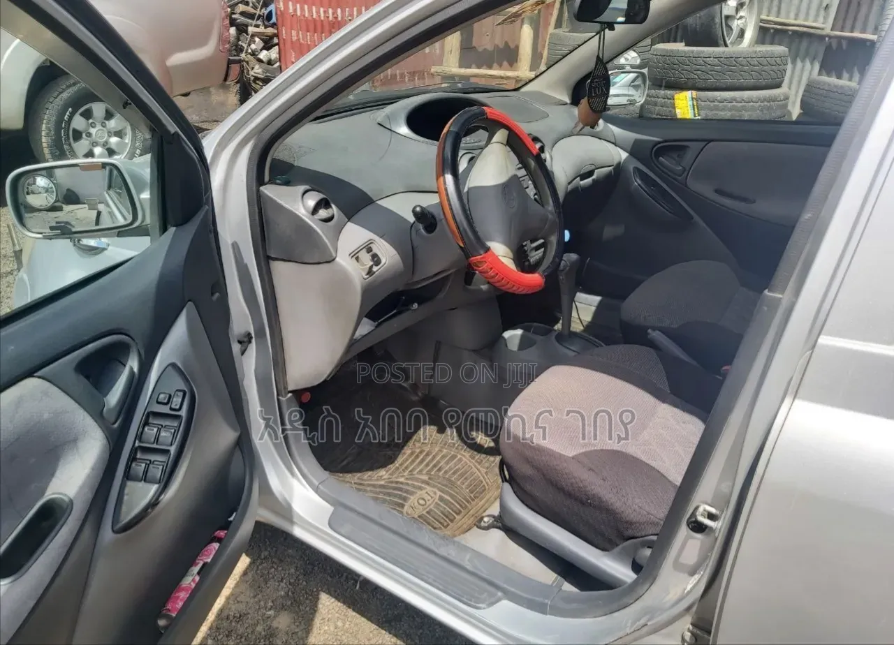 Toyota Vitz 2001 Silver