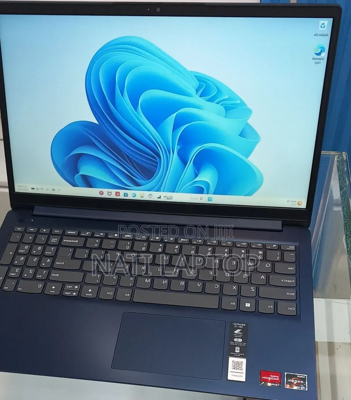 New Laptop Lenovo 8GB AMD Ryzen 5 SSD 256GB
