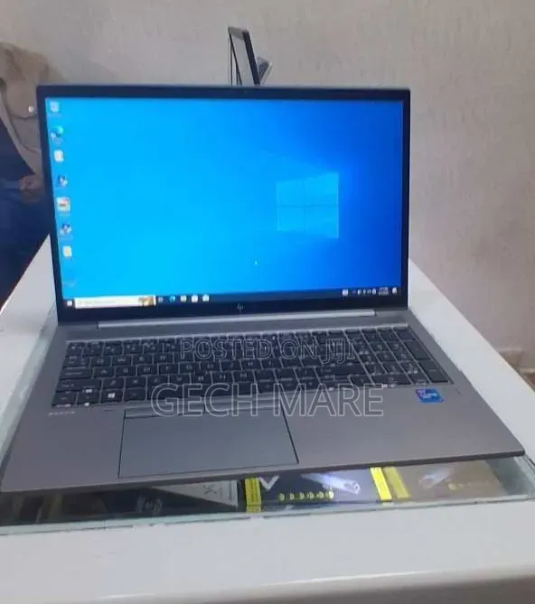 New Laptop HP ZBook Firefly G9 16GB Intel Core i7 SSD 512GB