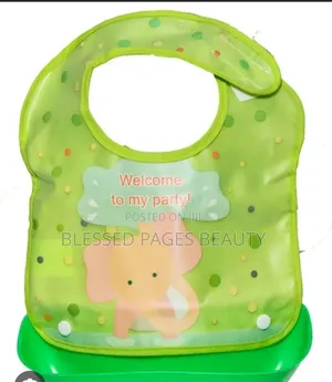 Waterproof 2-in-1 Baby Feeding Bib Comes With a Food Catcher
