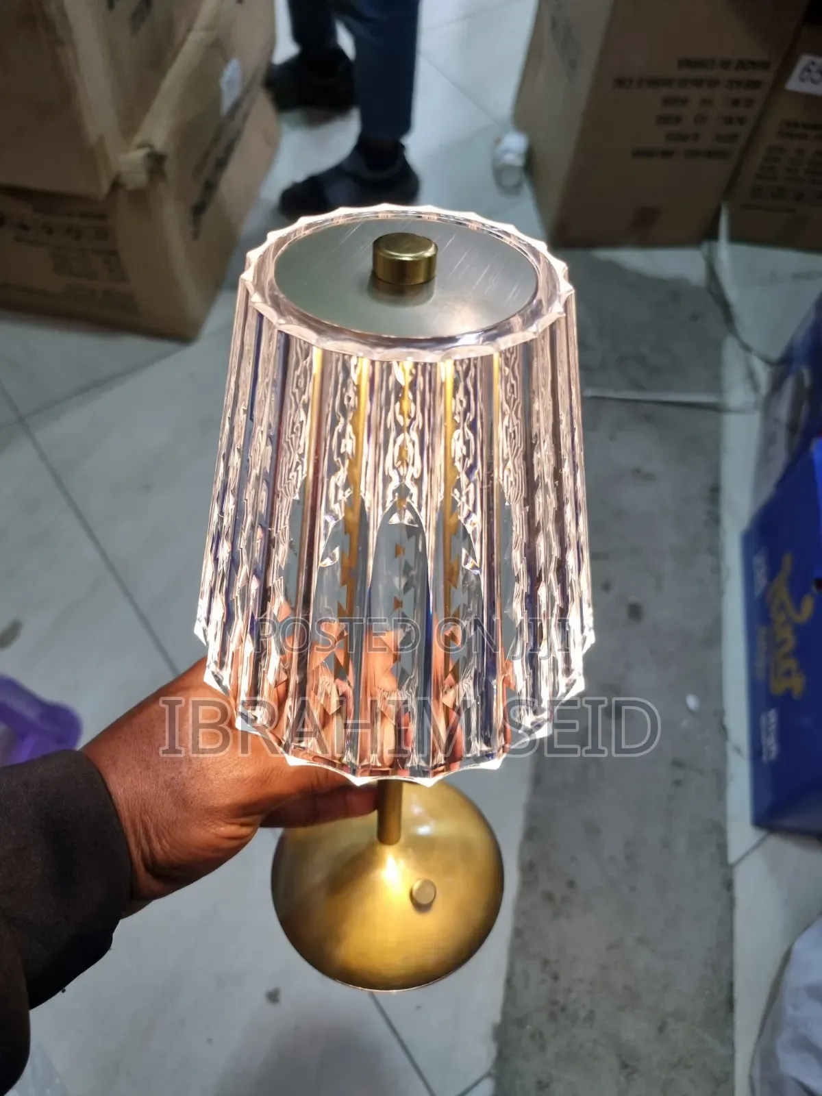 ዘመናዊና ማራኪ የጠረጴዛ መብራት (Modern Crystal Table Lamp)!