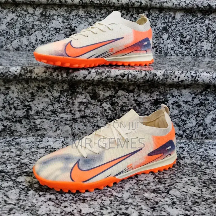 Football Boots (ታኬታ)
