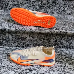 Football Boots (ታኬታ)