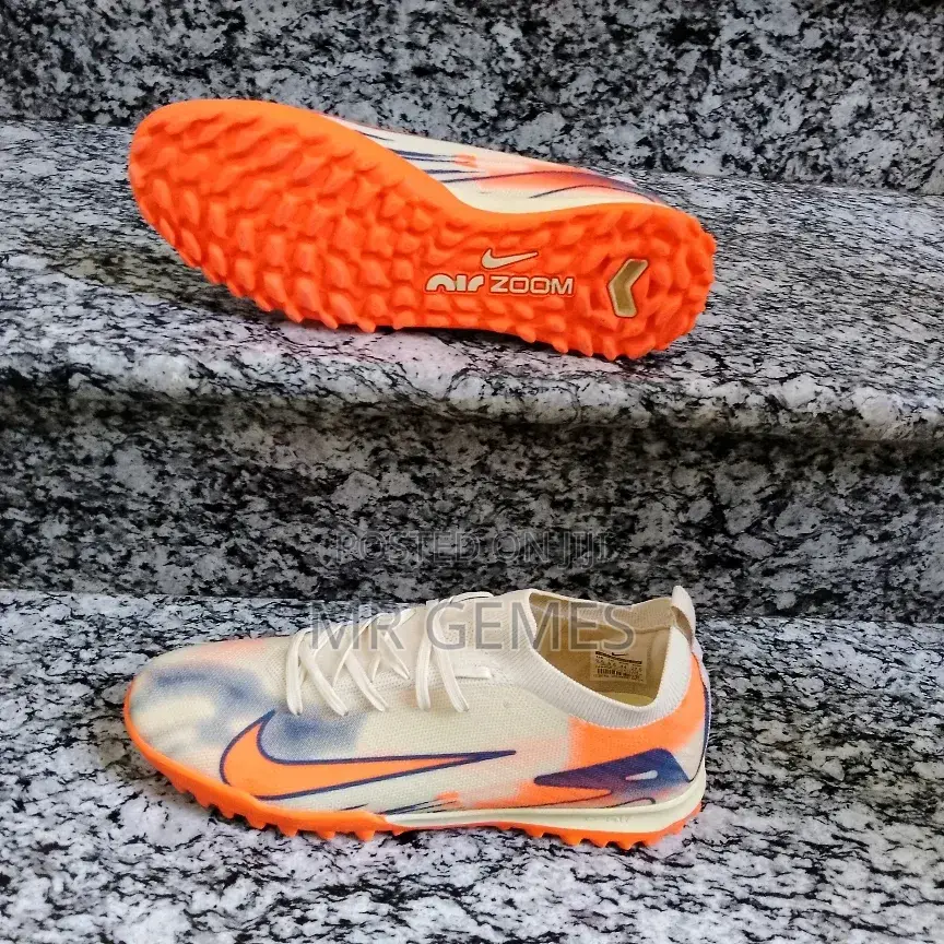 Football Boots (ታኬታ)