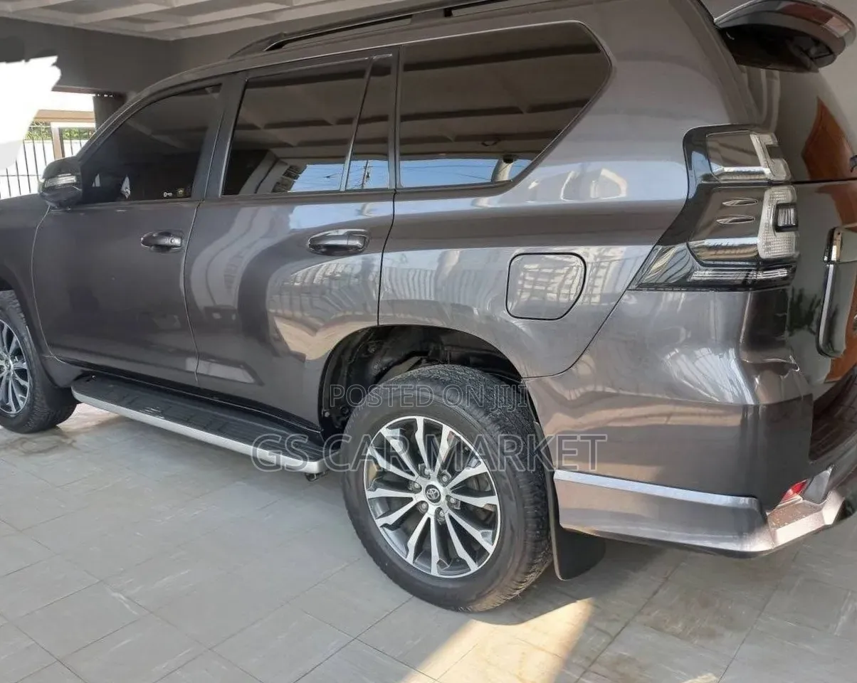 Toyota Land Cruiser Prado 2023 Gray