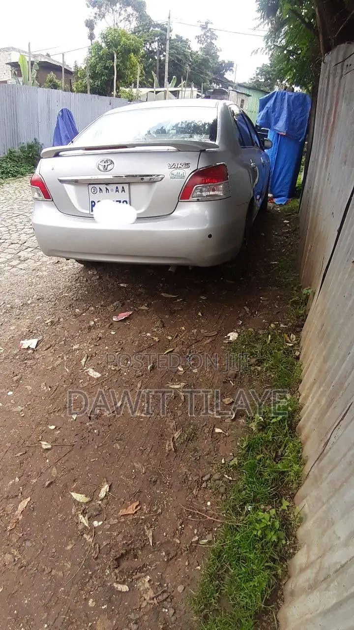 Toyota Yaris 2010 Silver