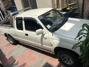 Toyota Hilux 2001 White