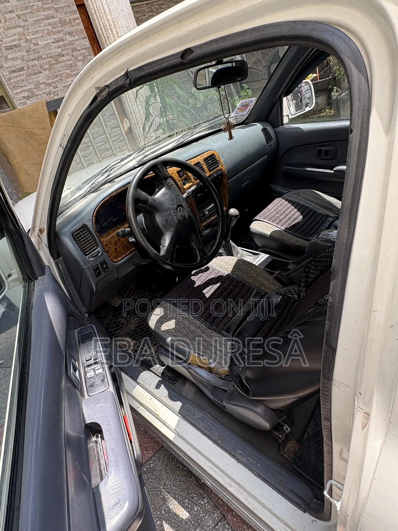 Toyota Hilux 2001 White