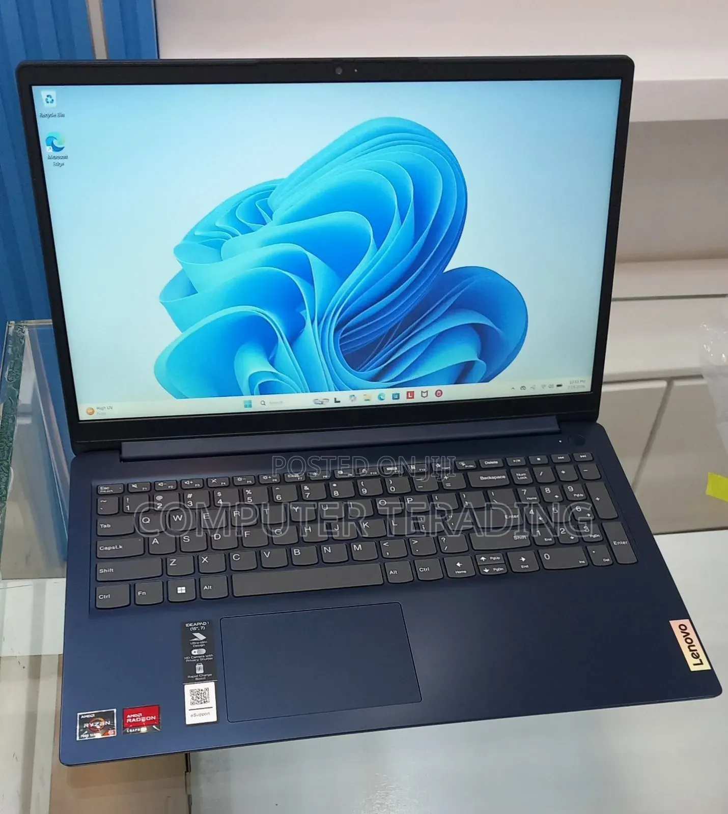 New Laptop Lenovo 8GB AMD Ryzen 5 SSD 256GB