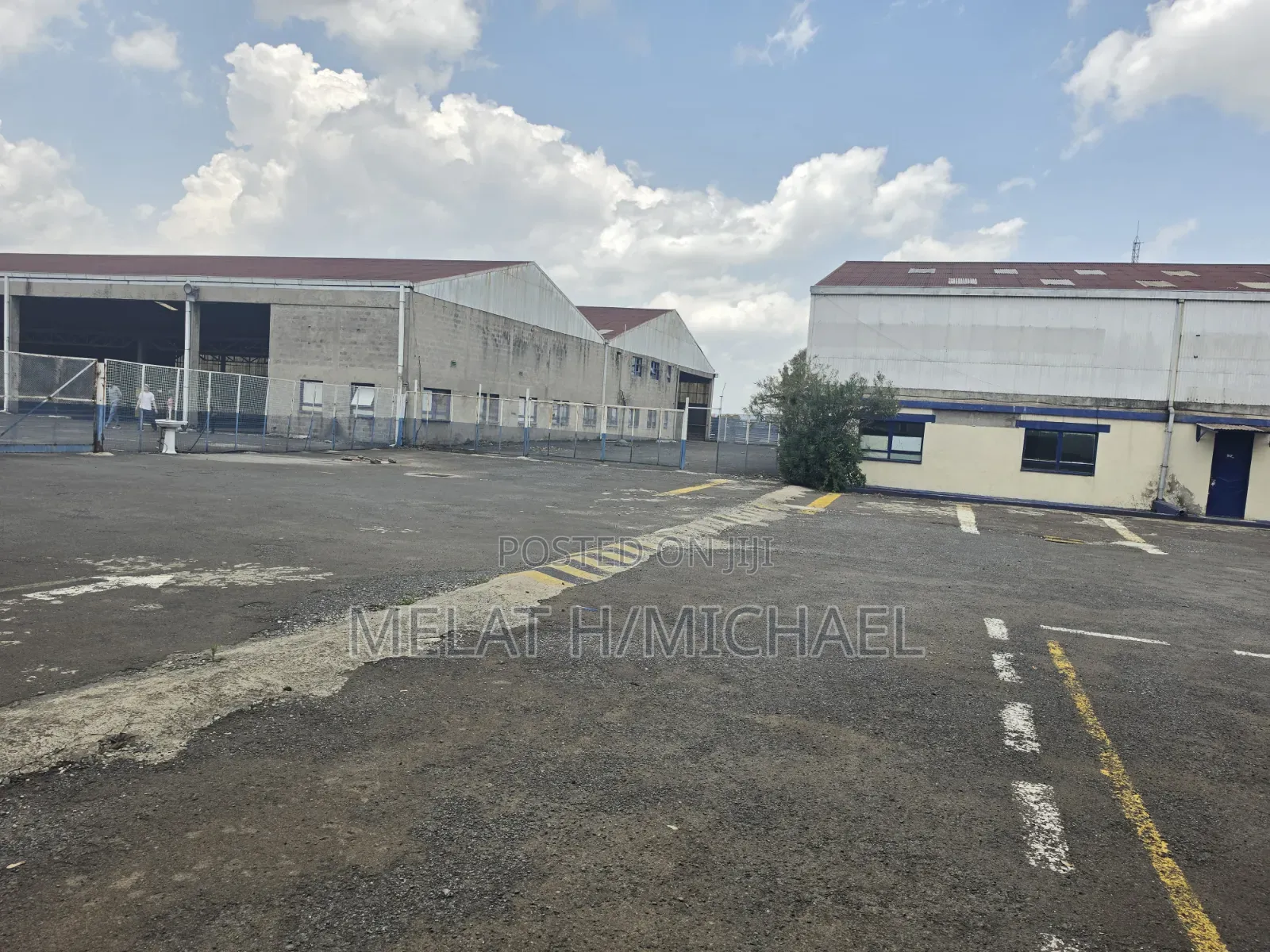 Big Garage Showroom and Assembly for Rent