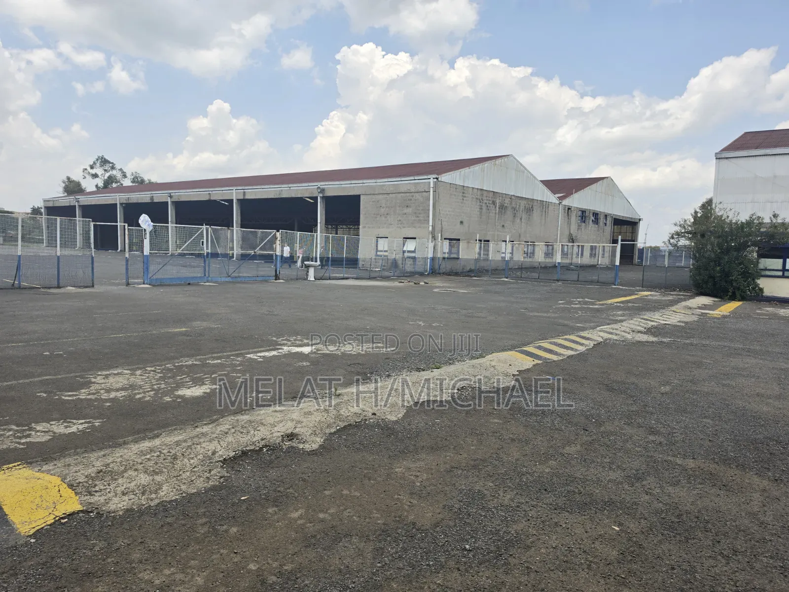 Big Garage Showroom and Assembly for Rent