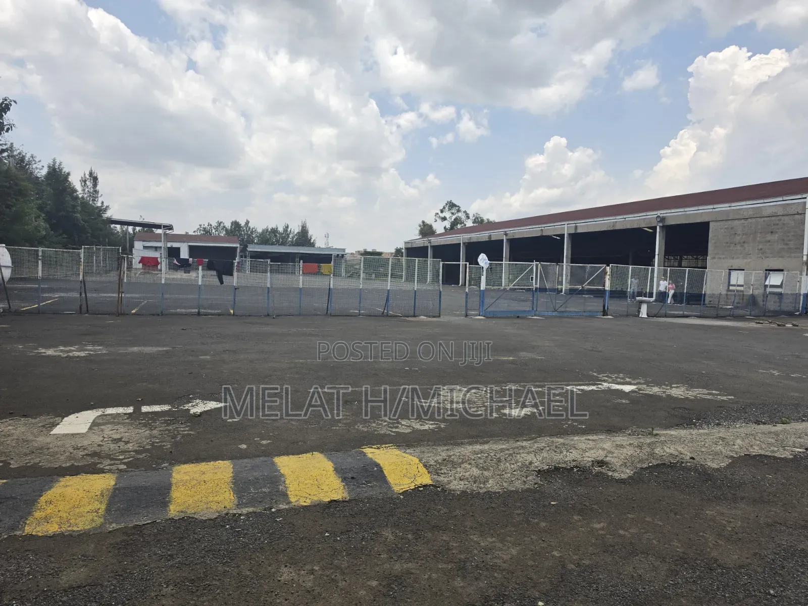 Big Garage Showroom and Assembly for Rent