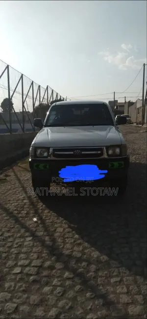 Toyota Hilux 1999 White