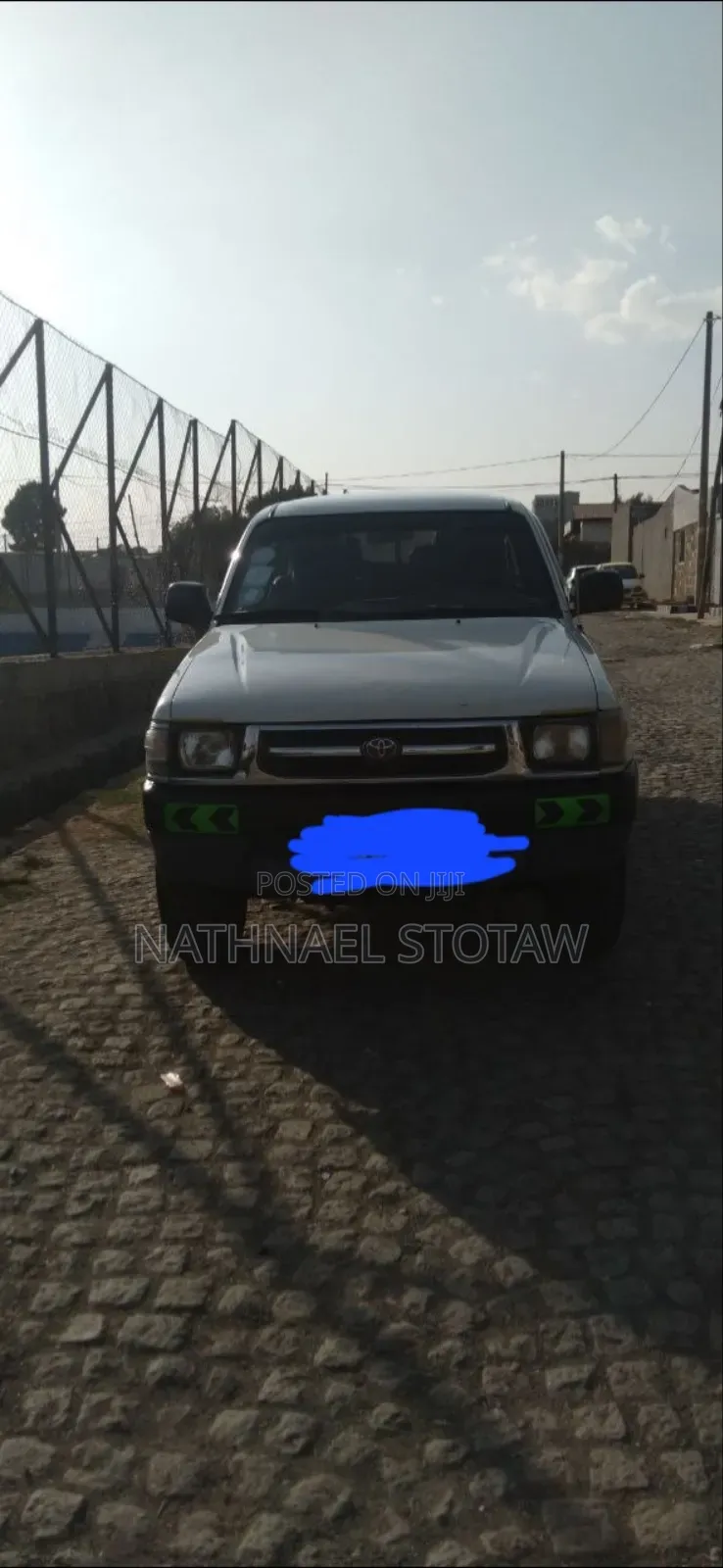 Toyota Hilux 1999 White