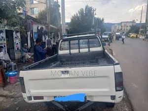 Toyota Hilux 2000 White