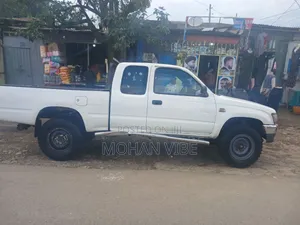 Toyota Hilux 2000 White