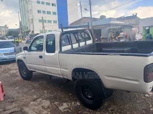 Toyota Hilux 2000 White