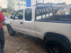Toyota Hilux 2000 White