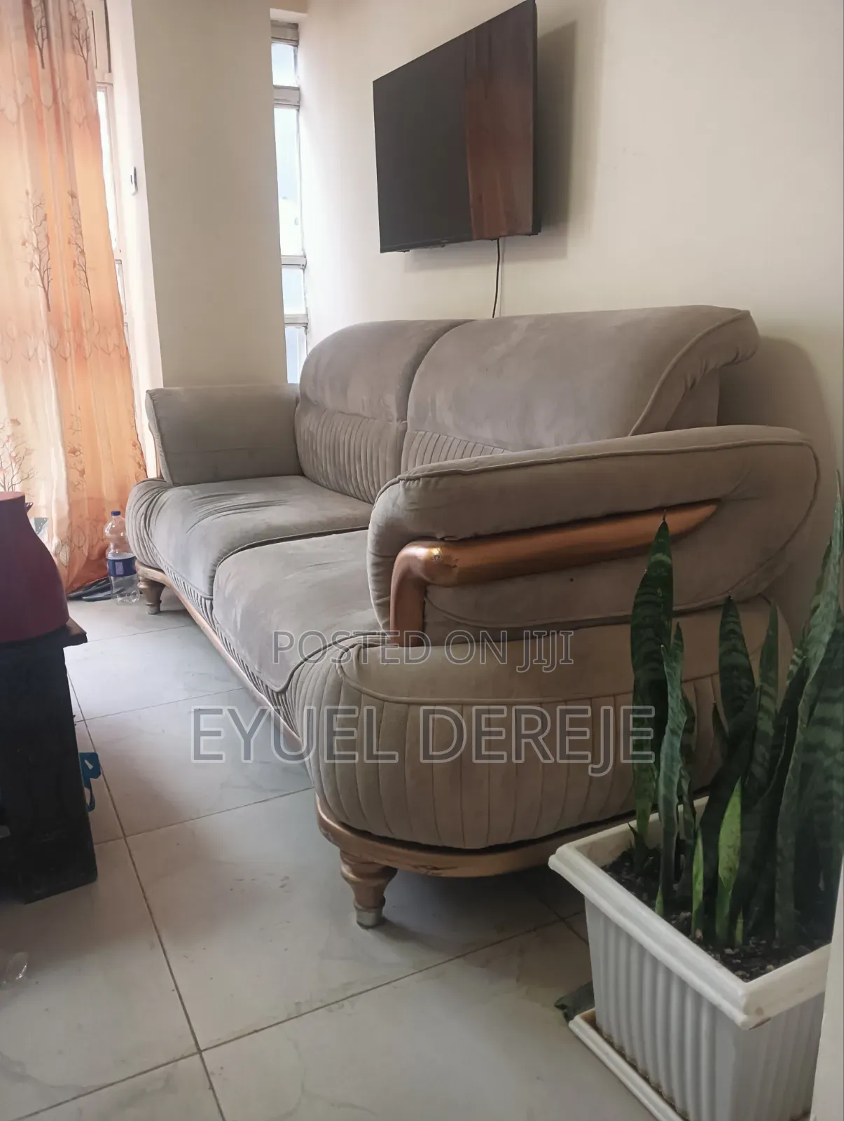 በመጠኑ ያገለገለ የውጭ አገር ሶፋ Sofa