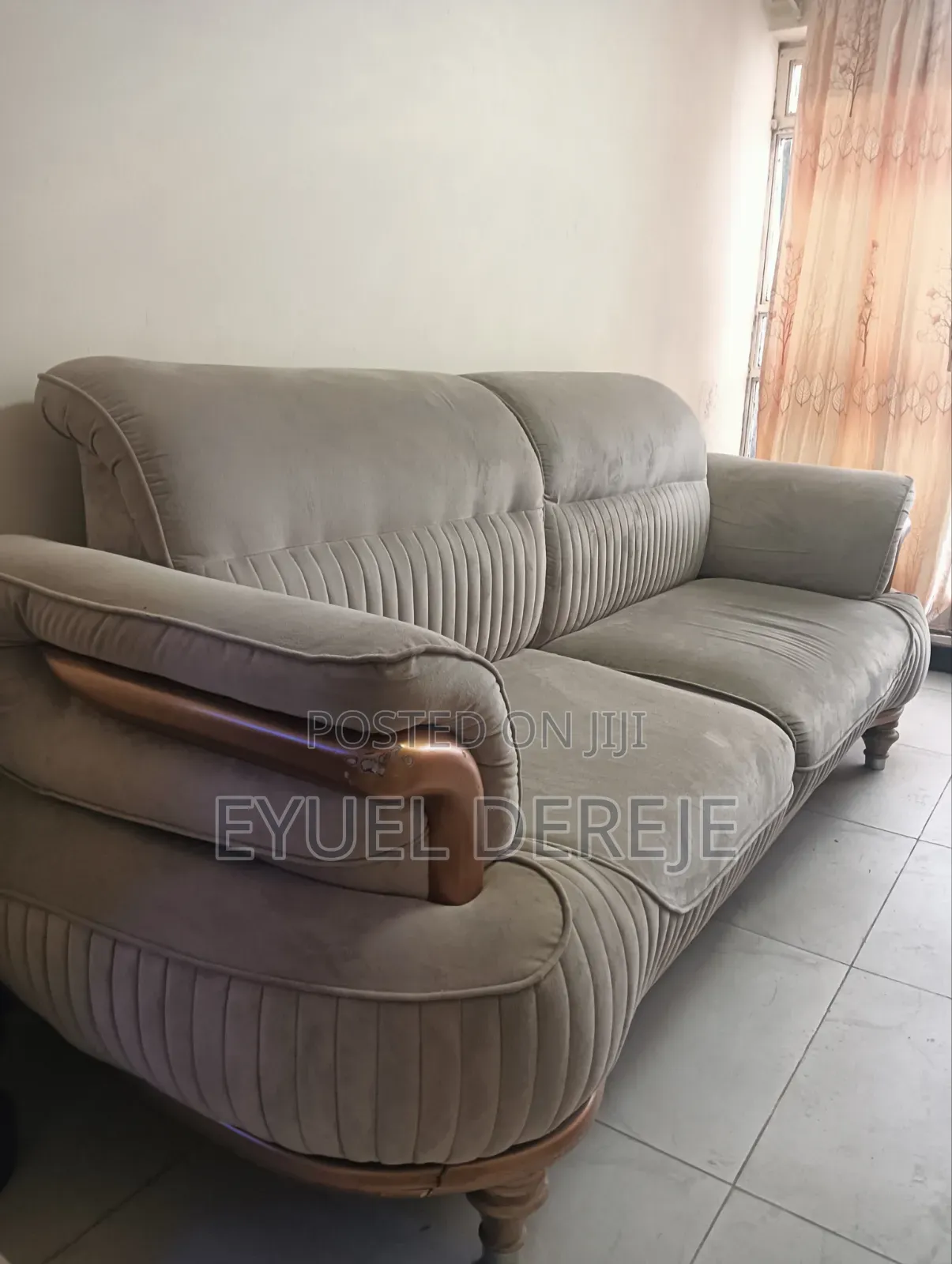 በመጠኑ ያገለገለ የውጭ አገር ሶፋ Sofa