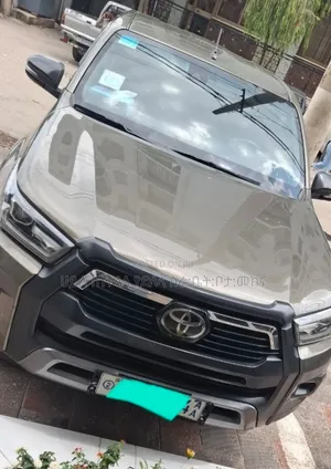 Toyota Hilux 2021 Orange