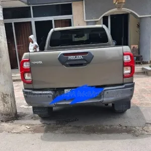 Toyota Hilux 2021 Orange